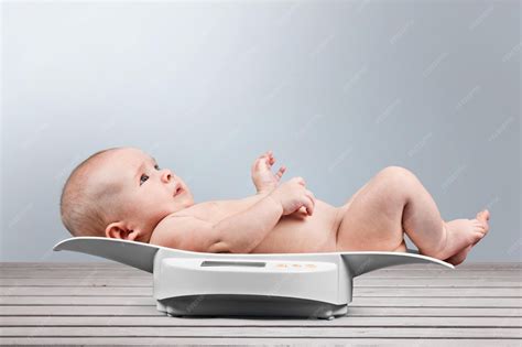 Foto temática de un bebé siendo pesado en una báscula para bebés