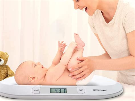 Infografía comparando básculas analógicas y digitales para bebés