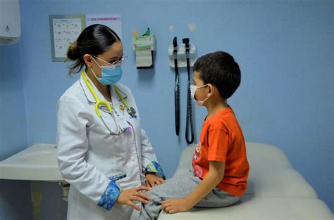 Equipo médico pediátrico en el Hospital HM Rivas interactuando con niños