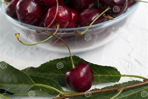 Cerezas frescas en un cuenco