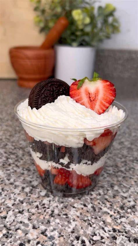 Vasitos individuales de postre de Oreo con fresas