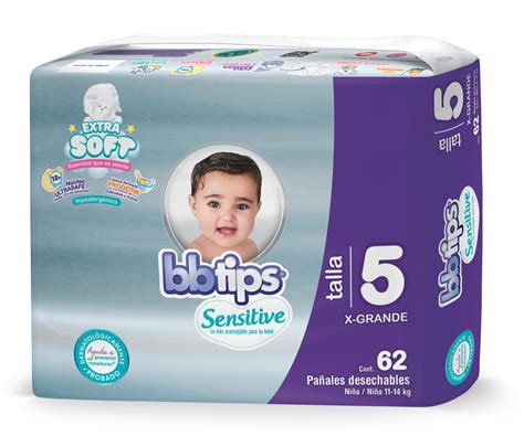 Foto de paquetes de pañales Baby Smile en un estante de supermercado