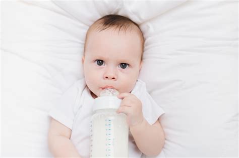 Bebé feliz después de su alimentación en un biberón