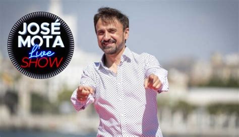 Fotografía de José Mota en un sketch humorístico, mostrando su expresividad facial y vestimenta característica.