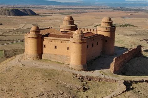 Imagen del Castillo de la Estrella en Montiel, destacando su estructura defensiva y su entorno histórico.