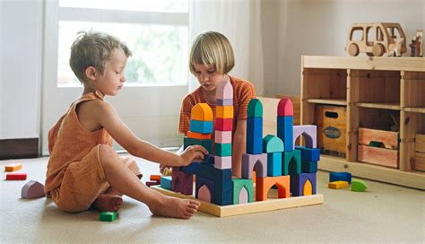 Niños jugando con bloques de construcción y juguetes de roles