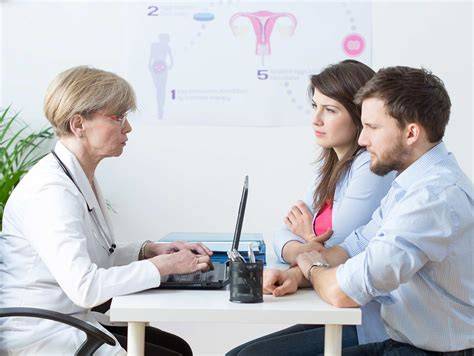 Foto temática de una mujer informándose sobre opciones de fertilidad