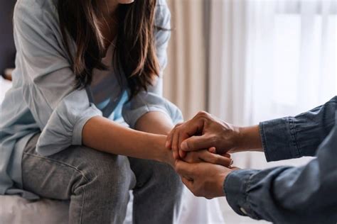Foto de pareja dándose apoyo mutuo tras una pérdida gestacional