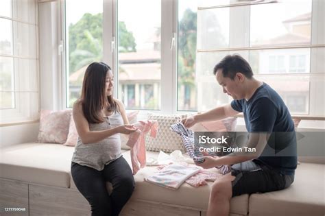 Foto de mujer embarazada o padres preparando la habitación del bebé