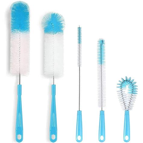 Diferentes tipos de cepillos y esponjas para limpiar biberones.