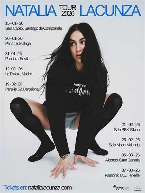 Natalia Lacunza actuando en un gran festival, con focos y público