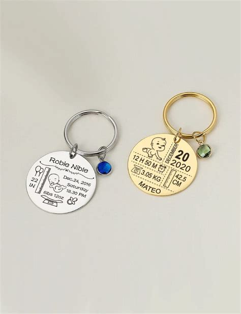 Llavero personalizado con datos de nacimiento y charms de bebé