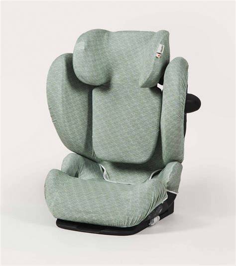 Foto de una funda universal instalada en una silla de coche