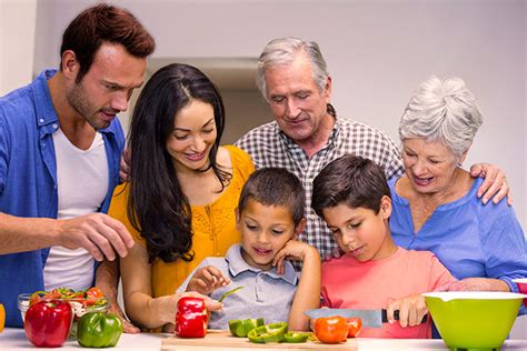 Ilustración de una familia adaptando su cocina para necesidades dietéticas especiales