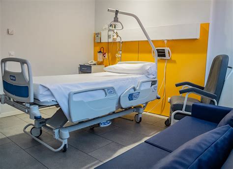 Vista interior de una habitación de la Unidad de Cuidados Paliativos Pediátricos en el Hospital Virgen de la Arrixaca, con mobiliario adaptado para el niño y el familiar