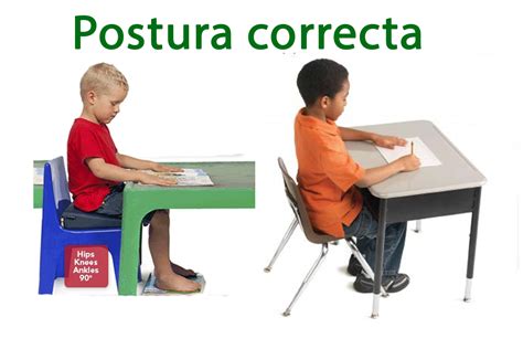 Niño adoptando una postura correcta al sentarse