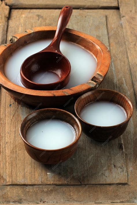 Foto de makgeolli servido en un tazón tradicional