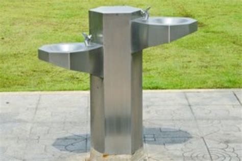 fotografía de una fuente de agua potable moderna en un parque urbano