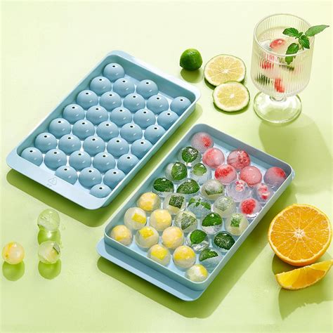 Bandeja de cubitos de hielo llena de purés de diferentes colores para bebés