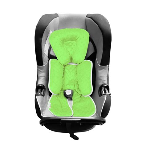 Cojín reductor evolutivo Kiokids, mostrando su versatilidad en diferentes asientos.