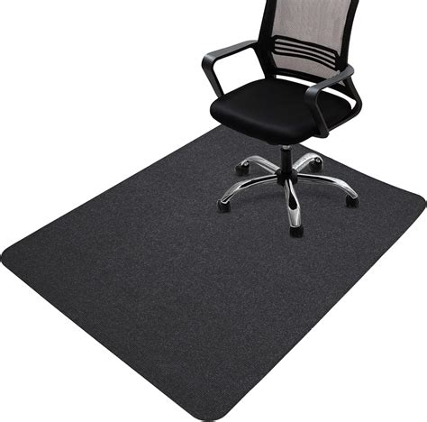 fotografía de silla de oficina con protector de suelo