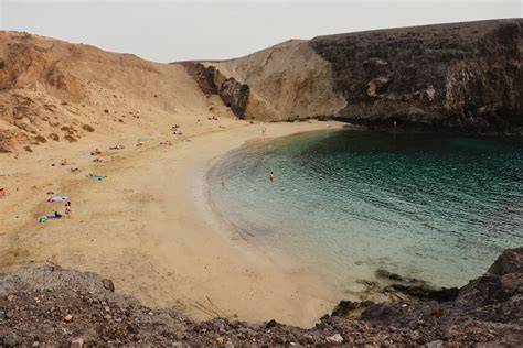 Playa de Papagayo con aguas tranquilas y arena dorada