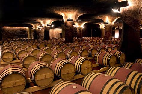 Barricas de roble en las profundas cavas de la bodega CVNE