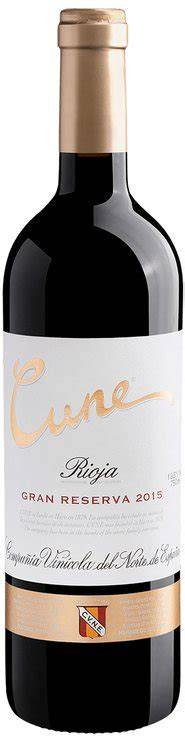 Copa de Cune Gran Reserva lista para ser servida con un plato de carne asada