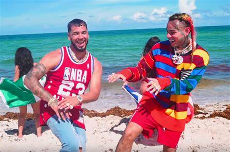 6ix9ine y Anuel AA en el video musical 