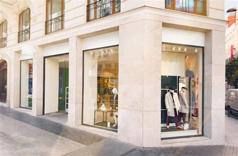 Fotografía de la fachada de la tienda Lazos Bebés en Linares