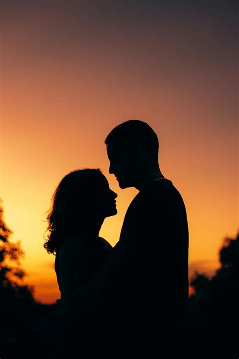 Foto de una pareja abrazándose en un momento de duelo