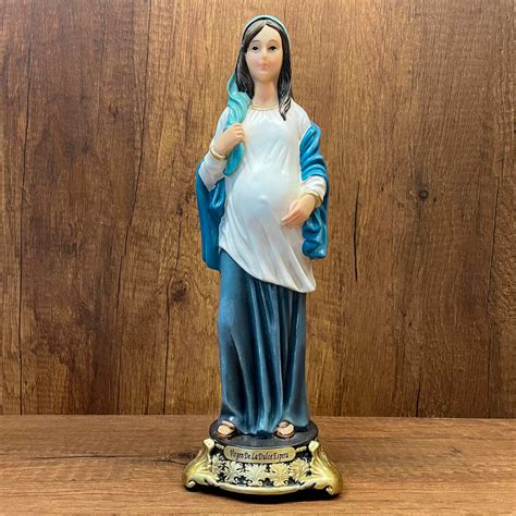 Estatua de la Virgen de la Dulce Espera con expresión serena