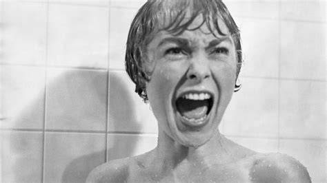 Escena icónica de la película Psicosis de Alfred Hitchcock