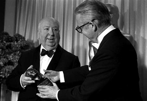 Alfred Hitchcock recibiendo un premio o reconocimiento