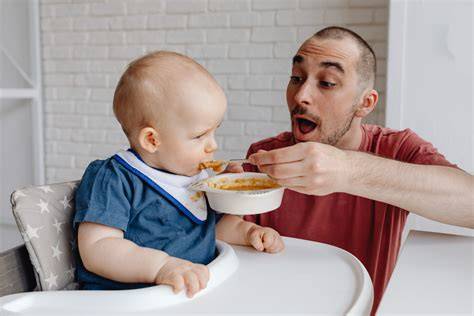 Imágenes de diferentes métodos para alimentar a un bebé en ausencia de la madre (vaso, cuchara, biberón)