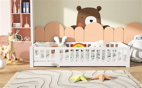 Ilustración de una cama infantil baja con barreras de seguridad y peluches.