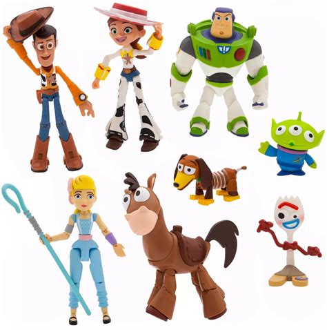 Colage de diferentes disfraces infantiles, incluyendo personajes de Toy Story.