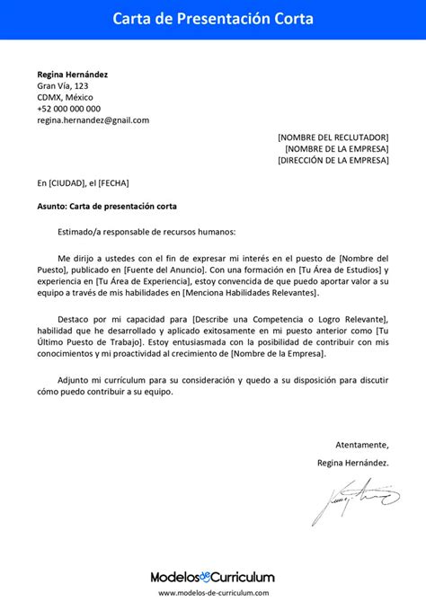 Foto de una persona redactando una carta de presentación profesional en un escritorio