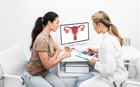 Mujer en consulta médica con ginecólogo