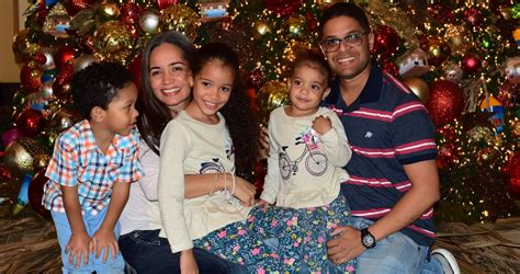 foto de una familia dominicana compartiendo Morir Soñando en un día caluroso