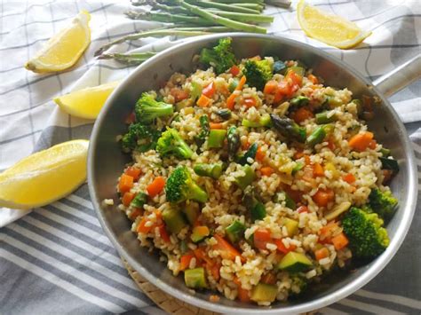 Foto de un plato de arroz integral con verduras