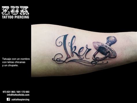 Tatuaje de chupete con nombre de bebé en colores azul y rosa