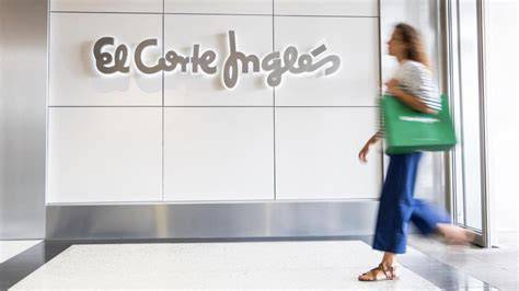 Interior de un centro comercial El Corte Inglés con familias