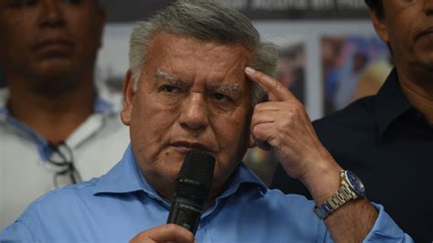 Foto de Carlos Acuña en un ambiente literario o con libros