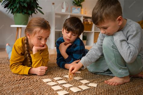 niños jugando al juego de memoria (memory)