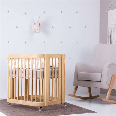 Minicuna de madera de haya con estructura de aspa y ruedas