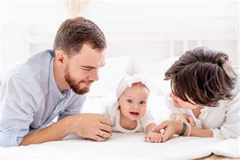 Foto de una familia interactuando con un bebé en el vientre