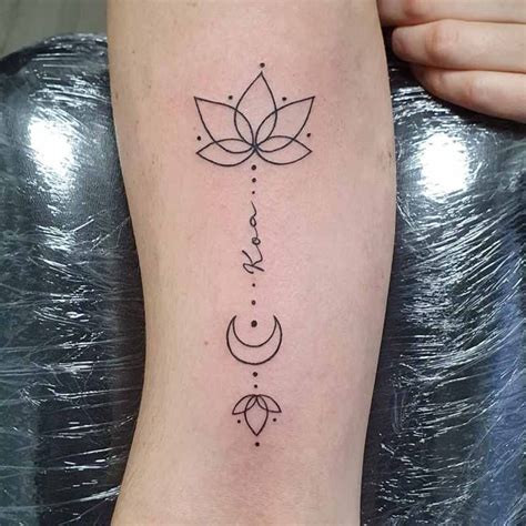 Tatuajes florales delicados para mujeres: rosa, flor de loto y lavanda