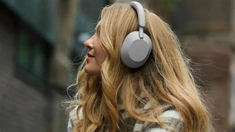 Fotografía de los auriculares Sony WH-1000XM5 en uso