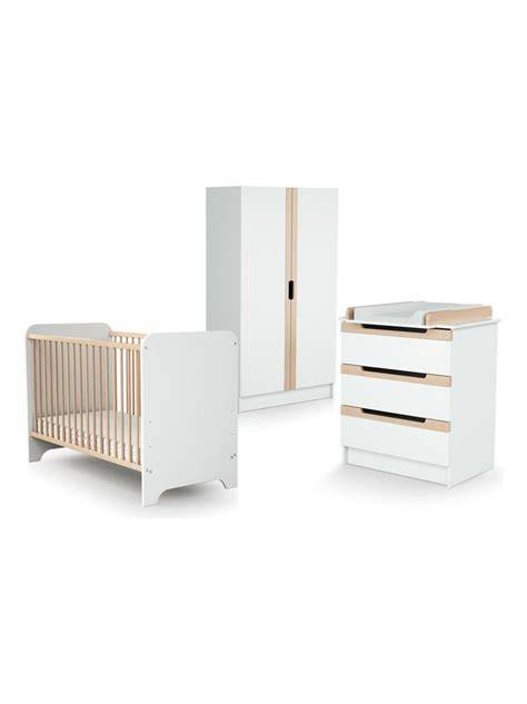 Habitación de bebé con cuna, cambiador y armario